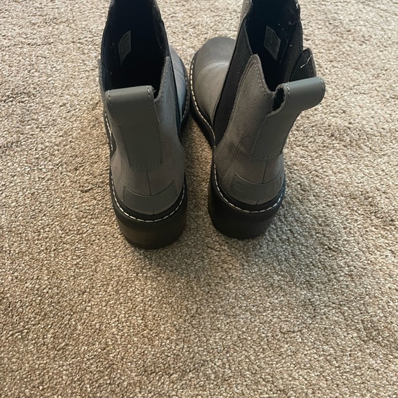 SOREL Gray Suede Chelsea Ankle Boots with Black Elastic. Size 5.5 - Picture 4 of 8
